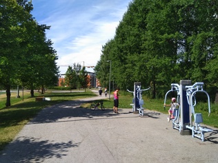 Uusia ulkokuntoiluvälineitä ja piknikpöytiä Teräsrautelanpuistoon