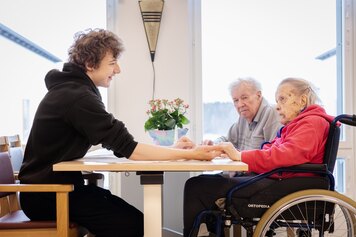 Nuoret virikeohjaajina ikäihmisille