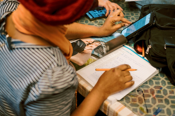 Ruoka-apua, perheneuvontaa ja lukutaitoa lapsiperheille Panskiksessa 