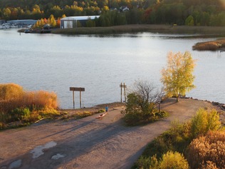 Puistomainen maisemankatselualue penkkeineen ja istutuksineen Korppolaismäen Port Aboa-niemekkeelle